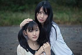 高柳明音(右)が主演する「浄霊探偵」「浄霊探偵」
