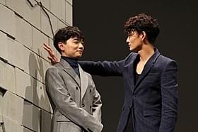 “壁ドカン”を披露した岡田将生と染谷将太「ストレイヤーズ・クロニクル」