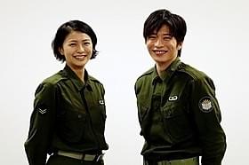 ヒロイン役の榮倉奈々(左)と、小牧幹久役の田中圭「図書館戦争」