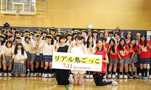 女子高生100人と“リアル鬼ごっこ”した （左から）篠田麻里子、トリンドル玲奈、真野恵里菜