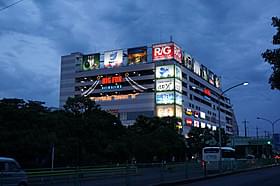 平和島にある遊興施設BIG FUN内に4DXはある。 デカデカと並ぶ看板にも4DXのロゴが。「マッドマックス」