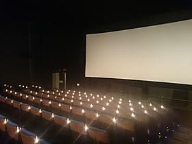 立川シネマシティのstudio a。 シートに設置された蝋燭のような照明がいつ来ても幻想的。「マッドマックス」