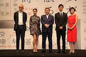会見に出席した(左から)ウェイン・ワン監督、 忽那汐里、ビートたけし、西島秀俊、小山田サユリ「女が眠る時」