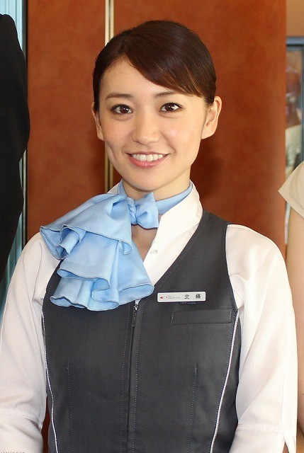 ロマンスカーアテンダントの制服姿で 登場した大島優子