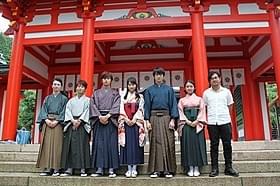 近江神宮前に集った広瀬すず(中央)、 野村周平、真剣佑、上白石萌音ら「ちはやふる 上の句」