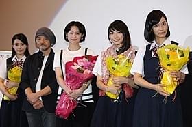 舞台挨拶に立った清野菜名ら「東京無国籍少女」