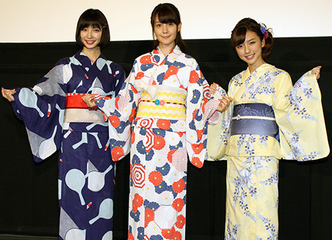浴衣姿で舞台挨拶に立った（左から） 篠田麻里子、トリンドル玲奈、真野恵里菜