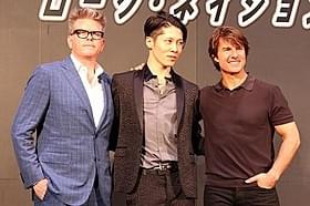 MIYAVIを囲むクリストファー・マッカリー監督とトム・クルーズ「ミッション:インポッシブル ローグ・ネイション」