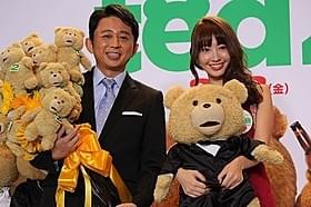 テッドたちに囲まれた有吉弘行と小嶋陽菜「テッド2」
