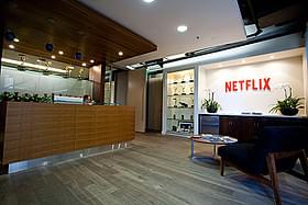 Netflix 受付。エミー賞のトロフィーは 「ハウス・オブ・カーズ 野望の階段」で受賞したもの「デアデビル」