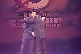 熱い抱擁を交わした向井理と綾野剛「S 最後の警官 奪還 RECOVERY OF OUR FUTURE」