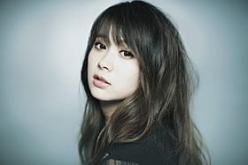 透明感のある歌声が魅力の塩ノ谷早耶香「流れ星が消えないうちに」