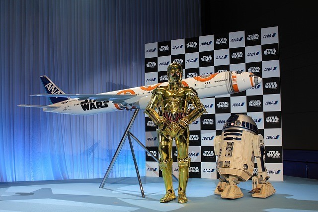 特別塗装機の模型と会見に駆けつけたC-3PO、R2-D2