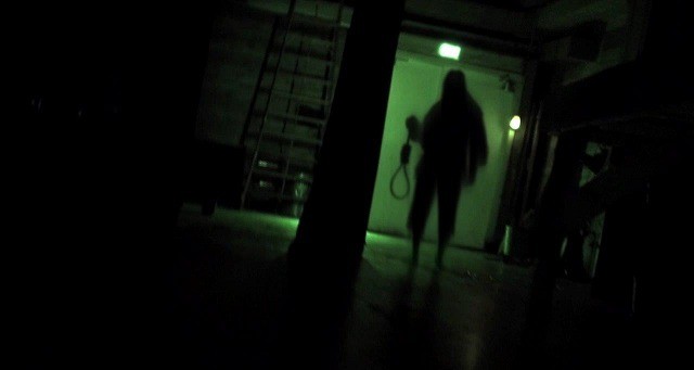 闇に浮かび上がる謎の人影…「死霊高校」チャーリーの怨念が伝わる場面写真