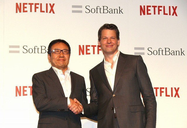 （左から）ソフトバンクの代表取締役社長兼CEO宮内謙氏、 Netflixのグレッグ・ピーターズ代表取締役社長