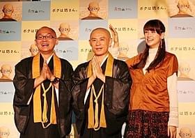 ためらいがちに伊藤の坊主頭をなでる山本(右)「ボクは坊さん。」