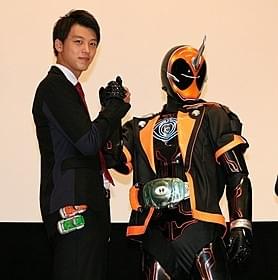 仮面ライダードライブ・竹内涼真が仮面ライターゴーストと握手「ドライヴ」