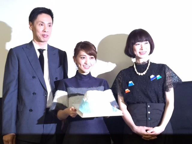 満面の笑みを浮かべる大島優子（中央）と 大倉孝二、メガホンをとったタナダユキ監督