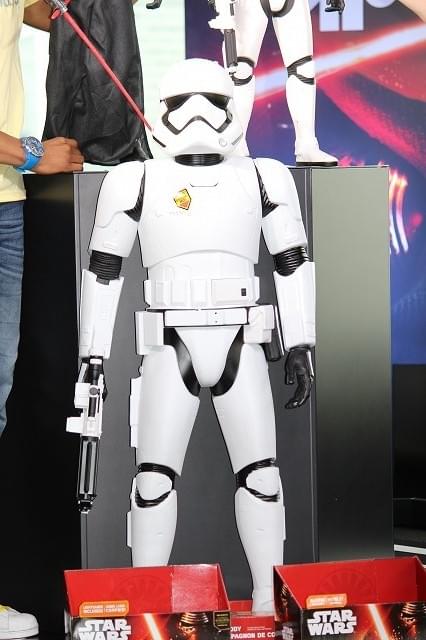 新悪役カイロ・レンの31インチフィギュア初披露！スター・ウォーズ