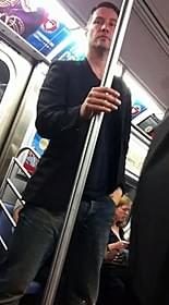 地下鉄に乗るキアヌ・リーブス「ジョン・ウィック」