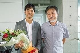 クランクアップを迎えた西島秀俊と黒沢清監督「岸辺の旅」