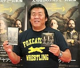 劇中に登場するレスリングチーム 「フォックスキャッチャー」のTシャツで登場した長州力「フォックスキャッチャー」