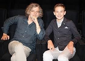 ギャレット・ウエアリング(右)とフランソワ・ジラール監督「ボーイ・ソプラノ ただひとつの歌声」