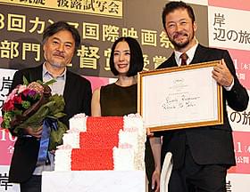 喜びを分かち合った(左から) 黒沢清監督、深津絵里、浅野忠信「岸辺の旅」