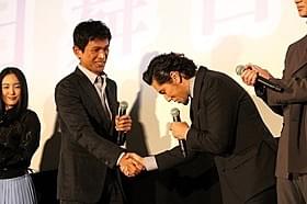 熱い握手を交わした江口洋介と本木雅弘「天空の蜂」