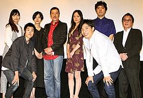 舞台挨拶に立った奥田瑛二、柄本佑、高橋伴明監督ら「赤い玉、」