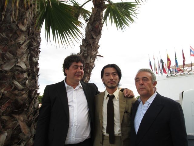 長谷井宏紀監督（中央）と プロデューサーのフラミニオ・ザドラ、アルベルト・ファニーニ