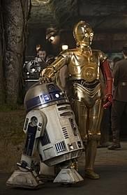 R2-D2(左)と、なぜか左腕が真っ赤なC-3PO「スター・ウォーズ」
