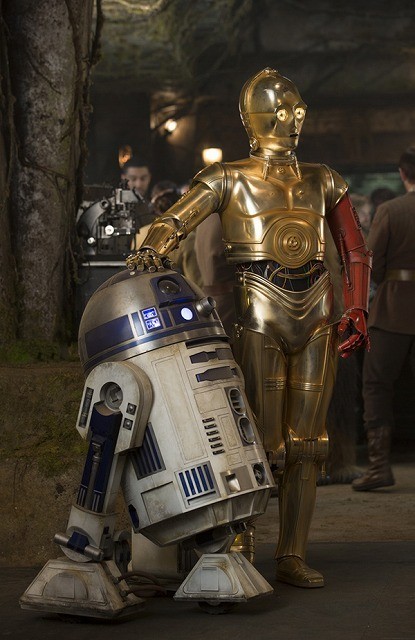 C-3POの左腕が真っ赤!?「スター・ウォーズ」名コンビをとらえた劇中カット初披露