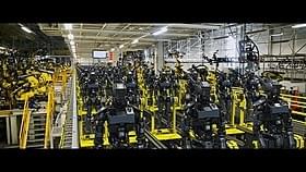 大量のロボットをとらえた場面写真「チャッピー」