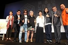 舞台挨拶に登壇したヘンリー・ウォン監督(右から3番目)ら「全力スマッシュ」