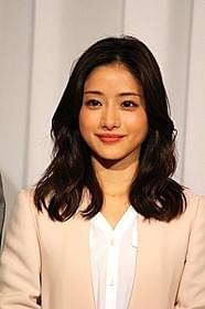 会見に出席した石原さとみ