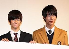 プライベートでも仲がいいという中川大志(右)と千葉雄大「通学シリーズ 通学電車」