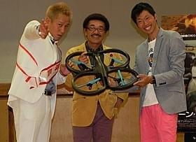 (左から)じゅんいちダビッドソン、具志堅用高、谷+1。「ドローン・オブ・ウォー」