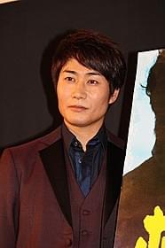 観客から結婚を祝福された戸次重幸「ホコリと幻想」