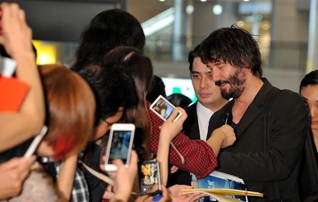 「ジョン・ウィック」キアヌ・リーブス来日！成田空港でファン300人と交流