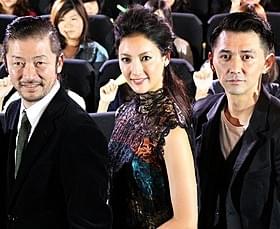 作品の完成に喜びの表情を見せる出演者たち「グラスホッパー」