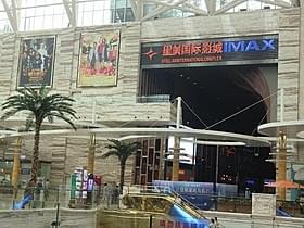 ビル内は金色を基調とした輝く内装「ミッション:インポッシブル」