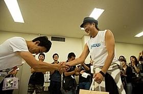 映画初主演を果たしたファンキー加藤(左)「サブイボマスク」