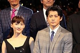 舞台挨拶に立った綾瀬はるかと小栗旬「ギャラクシー街道」