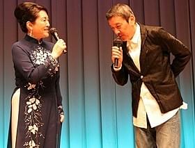 アオザイ姿の松坂慶子(左)に見とれる奥田瑛二「ベトナムの風に吹かれて」