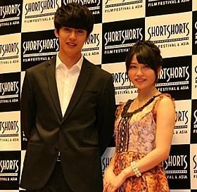 互いに恋心を抱き合う幼なじみの男女を演じた横山由依と大野拓朗「9つの窓」