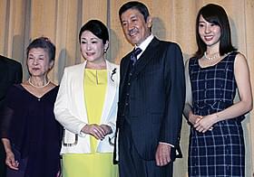 舞台挨拶を盛り上げた松坂慶子、奥田瑛二ら「ベトナムの風に吹かれて」