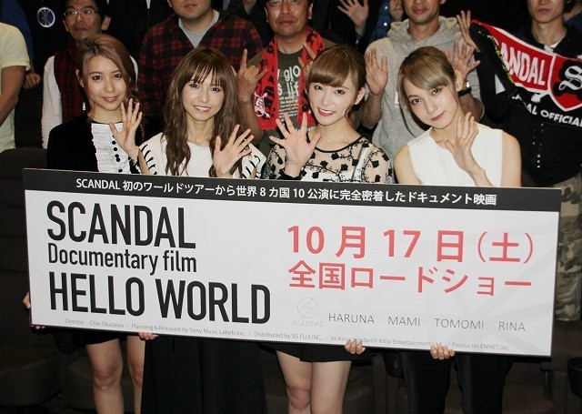 初のワールドツアーを行った「SCANDAL」の （左から）TOMOMI、HARUNA、RINA、MAMI