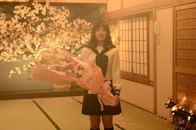 橋本環奈、初主演映画「セーラー服と機関銃」涙のクランクアップ！「あっという間の1カ月」