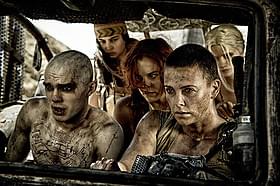 シャーリーズ・セロン演じる女戦士フュリオサ(右)「マッドマックス」
